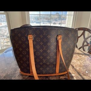 Authentic Louis Vuitton vintage hand bag, spacious medium size